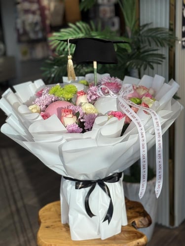 باقة ورد مع قبعة تخرج