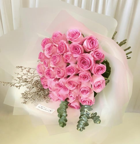 باقة بينك وشريطة خيش