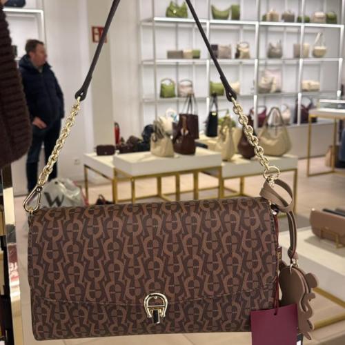 Aigner victoria shoulder