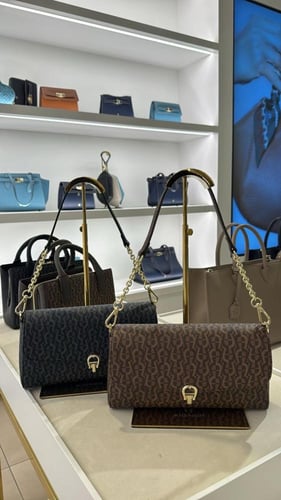 Aigner victoria shoulder