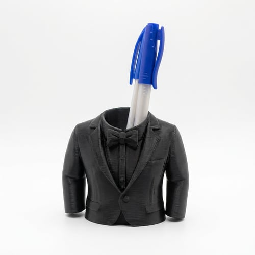 حامل أقلام بتصميم بدلة رسمية (Tuxedo) – مطبوع بتقنية ثلاثية الأبعاد
