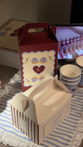 Small Cinnabon-style roll box
