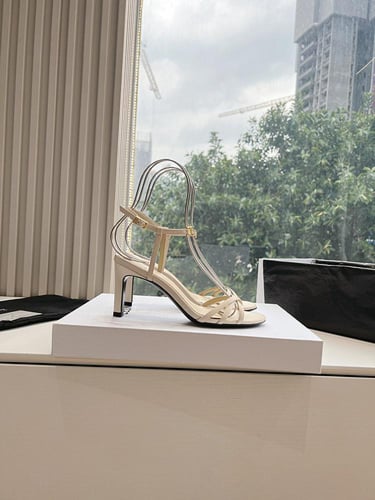 كعب برادا | Prada