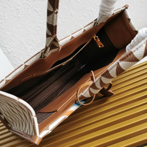 توت باق برادا | Prada