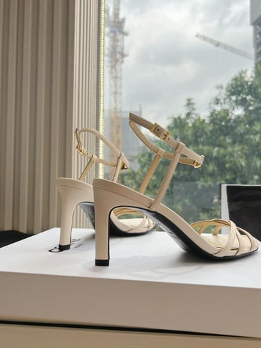 كعب برادا | Prada