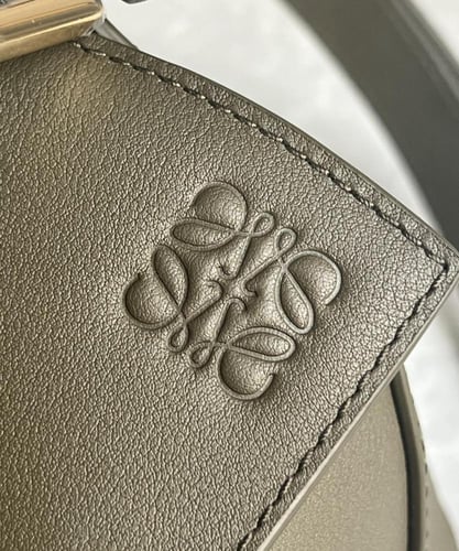 شنطة لويفي | LOEWE