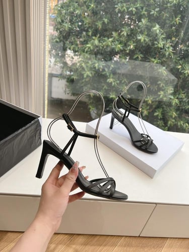 كعب برادا | Prada