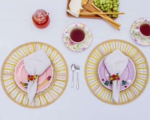 مفرش طاولة خطوط صفراء