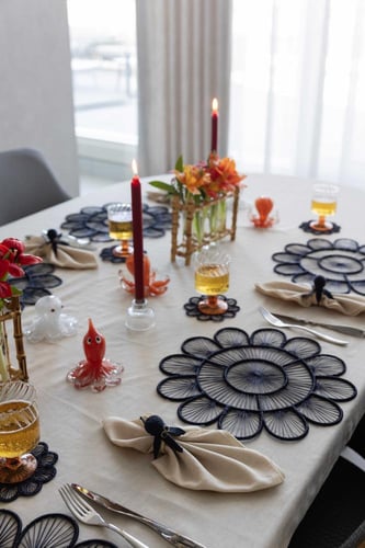 قاعدة أكواب ليلا