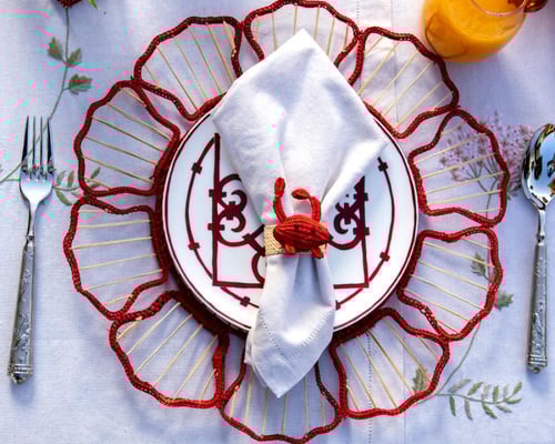 مفرش طاولة صدف أحمر