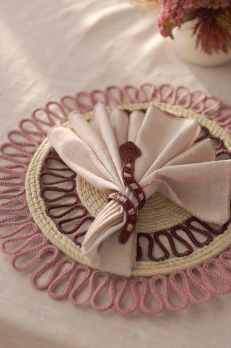 مفرش طاولة ماغنوليا عنابي