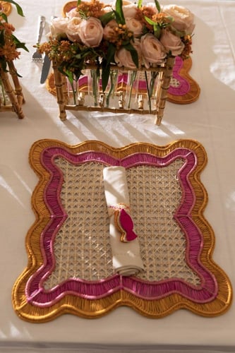 مفرش طاولة مموج - برتقالي وزهري