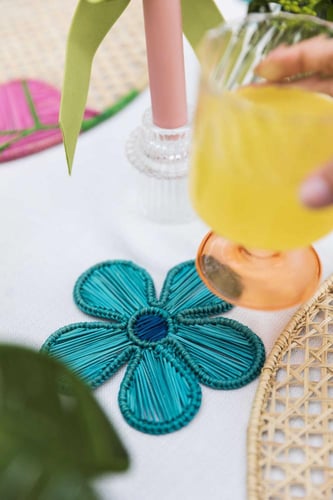 قاعدة أكواب على شكل وردة