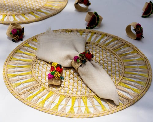 مفرش طاولة خطوط صفراء