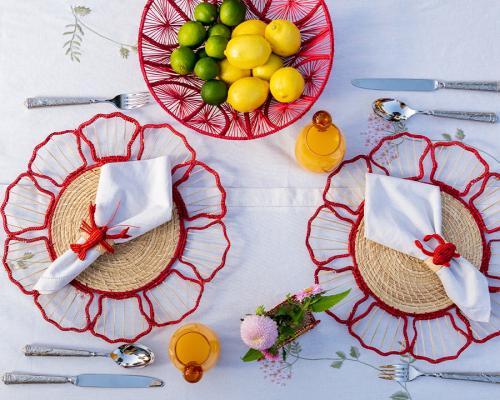 مفرش طاولة صدف أحمر