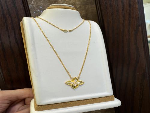 عقد روبرتو كوين عيار ٢١