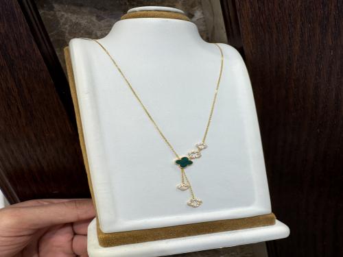 عقد ڤان كليف الاخضر عيار ٢١