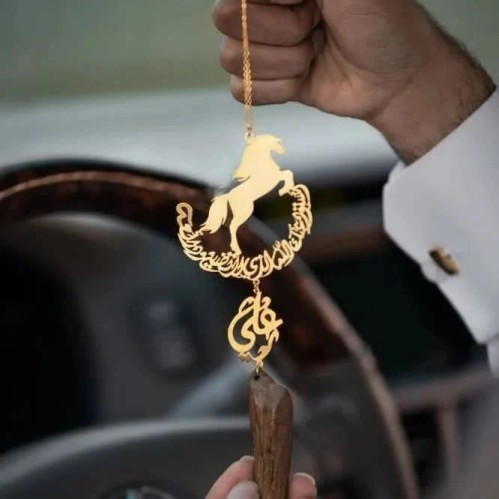 تعليقه سيارة بشكل حصان بالاسم