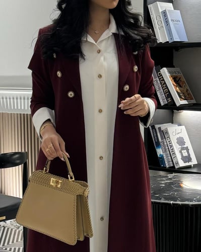 عباية بليزر عنابي مع فستان