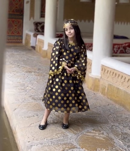 فستان اسود بشعار يوم التاسيس معا هامة الراس