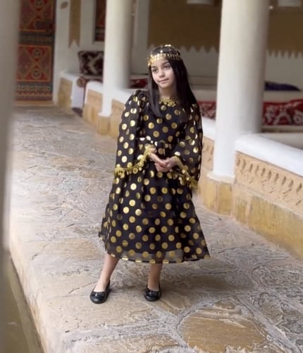 فستان اسود بشعار يوم التاسيس معا هامة الراس