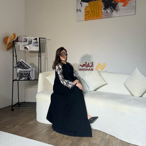 عبايات مطرزة بالورود الملونة