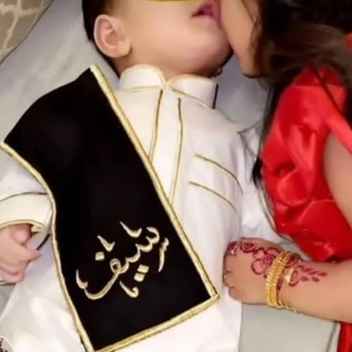 ثوب مع وشاح بالاسم يُصمم حسب الطلب
