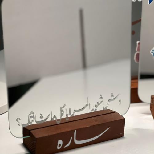 مرايا مع ستاند خشب