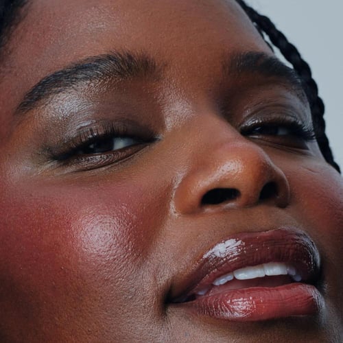 هايلي بيبر احمر خدود كريمي تواستيد تيدي