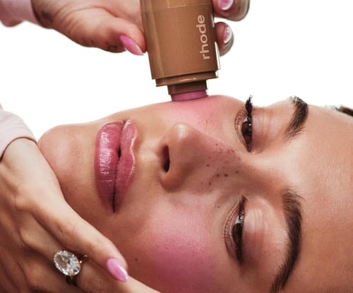 هايلي بيبر احمر خدود كريمي - بيجي