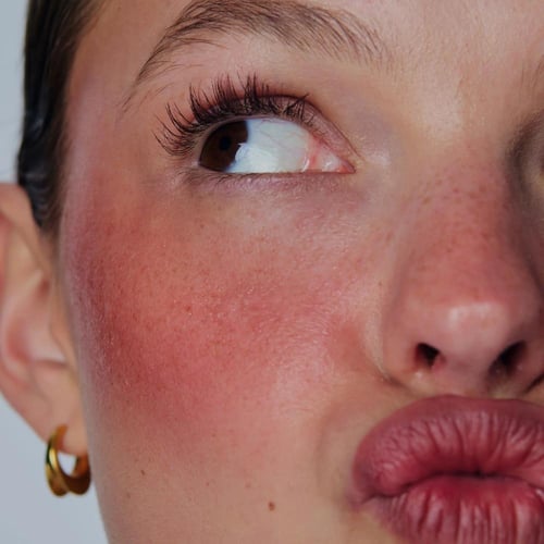 هايلي بيبر احمر خدود كريمي تواستيد تيدي