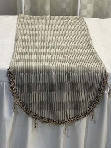 وشاح بشكلين من جهه مثلث ومن جهه اخرى نصف دائري