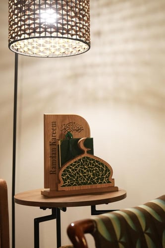 قاعدة قرآن خشبية فاخرة مع مصحف – طقم هدية رمضانية