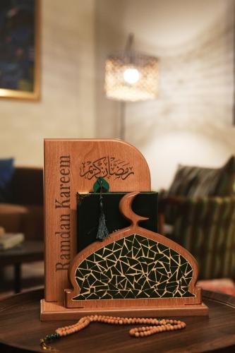 قاعدة قرآن خشبية فاخرة مع مصحف – طقم هدية رمضانية