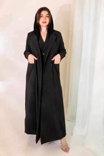 عباية بليزر اسود مقلم بالأبيض مع طرحة بزيج القماش