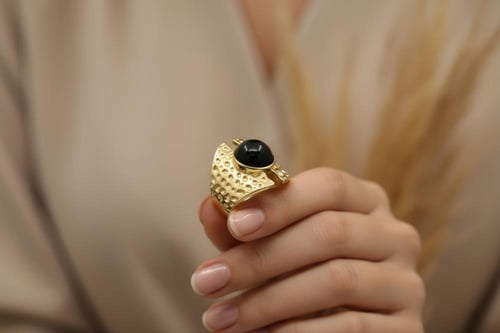 خاتم أونيكس بيضاوي كبير مطلي بالذهب