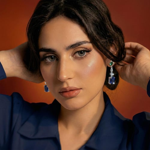 أقراط فضة طويلة بحجر أزرق وزمردي