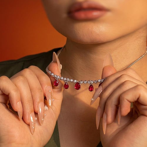 عقد فضة بأحجار دمعة حمراء براقة