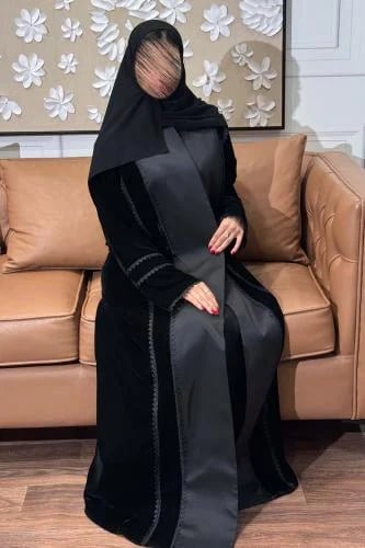 عباية ليان سوداء نص كلوش من قماش المخمل الفاخر بتدخيلة تفته ومحددة بكلفة راقية