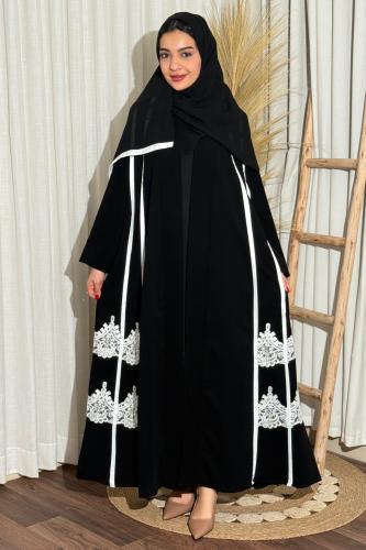 A thobe with lace embroidery