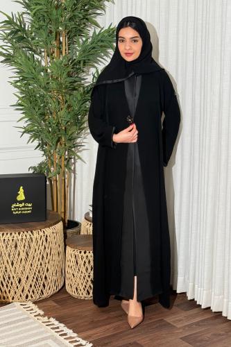 Elegant black abaya, semi-wide, with a luxurious embroidered insert, and a crackling sound in front of me