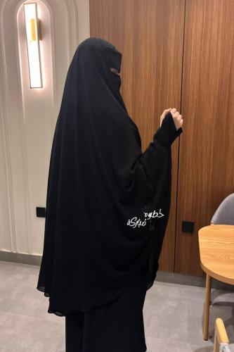 Long Islamic head covering with integrated elastic – closed design that replaces the need for gloves.