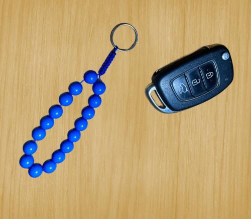 ميدالية مفاتيح خرز باللون الأزرق