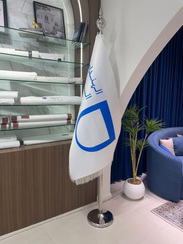 علم مع قاعدة معدنية