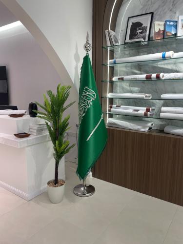 علم السعودية مع قاعدة معدنية