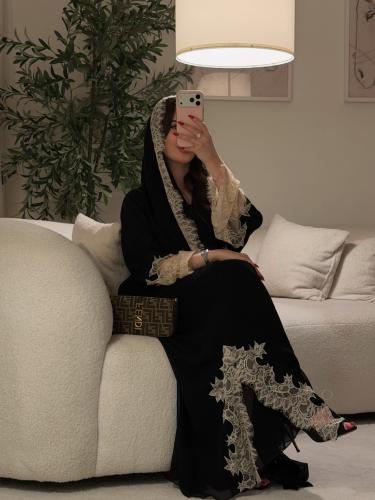 عباية سوداء مع دانتيل بيج