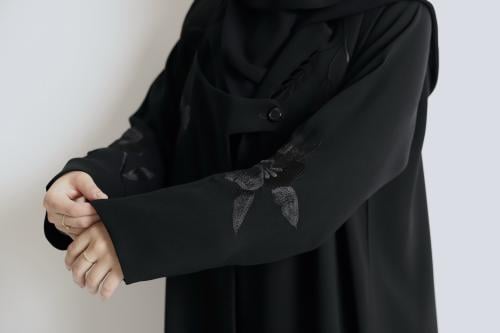 عباية فاخره ملكي بتطريز اسود