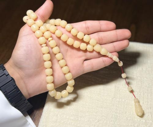 A Zumanah prayer bead with Tamlikah