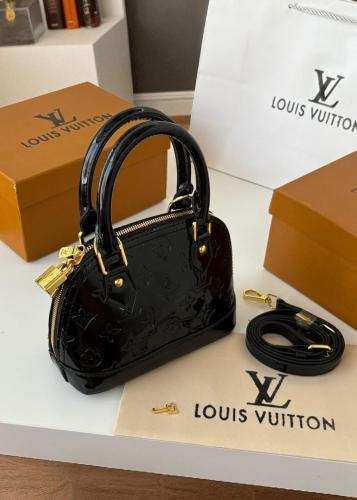 شنطه يد Lv اسود