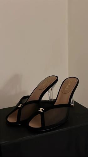 كعب شانيل الاسود